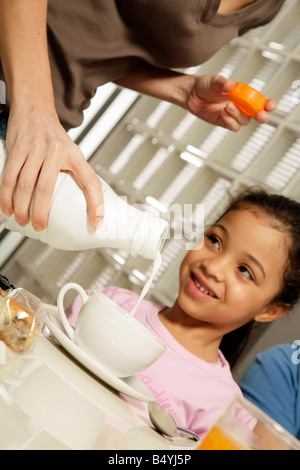 Petite fille, petit déjeuner Banque D'Images