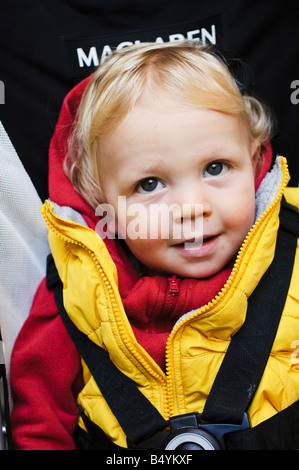 Portrait d'un enfant assis dans sa poussette. Banque D'Images