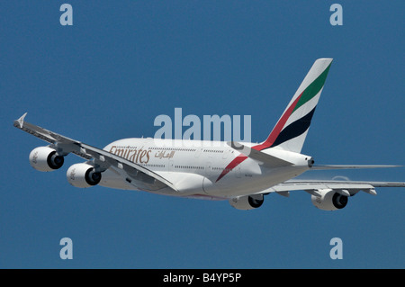 Unis d'un Airbus A380 super jumbo jet décolle de la piste sud de LAX Banque D'Images