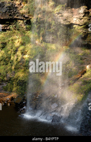 Vue d'un arc-en-ciel dans Henrhyd Falls près de Coelbren dans les Brecon Beacons Banque D'Images