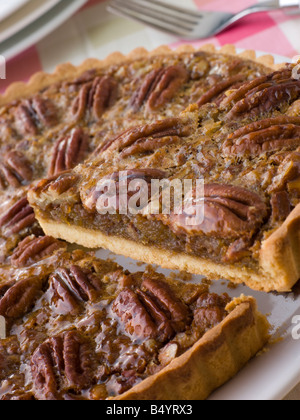 La tarte aux pacanes avec une tranche coupée Banque D'Images