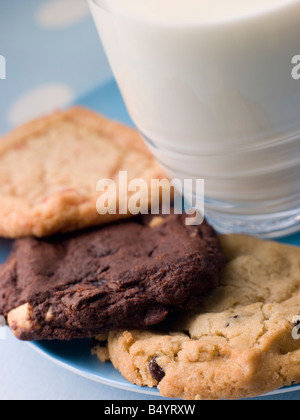 Trois Cookies sur une plaque avec un verre de lait Banque D'Images