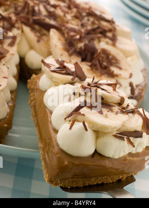 Banoffee Pie avec une tranche d'être prises Banque D'Images