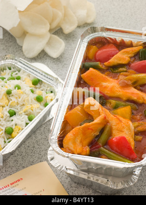 Poulet aigre-doux Riz frit aux oeufs et de crevettes Banque D'Images