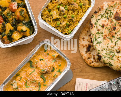 Poulet Korma, Sag Aloo, Pilau de champignons et pain naan Banque D'Images