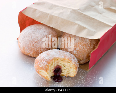 Sac de la confiture de framboises Donuts avec un morceau pris Banque D'Images