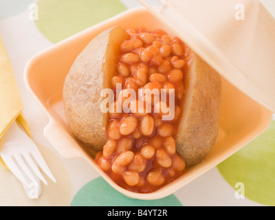 Pomme de terre au four avec des haricots blancs dans une boîte à emporter Banque D'Images