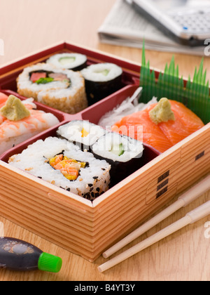 Sushi et Sashimi dans une boîte bento à emporter Banque D'Images