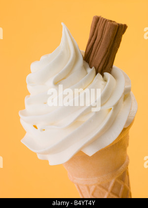 La crème glacée fouettée douce avec un chocolat en flocons dans un cône de wafer Banque D'Images