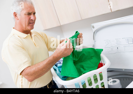 Man reading Instructions de lavage Banque D'Images