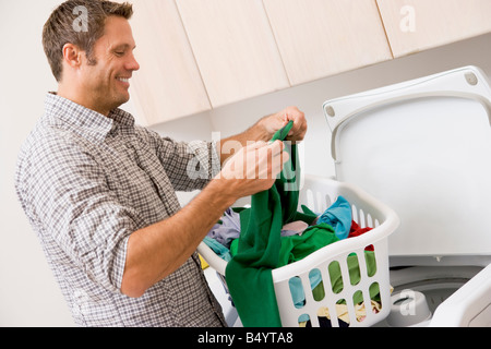 L'Homme faisant la blanchisserie Banque D'Images