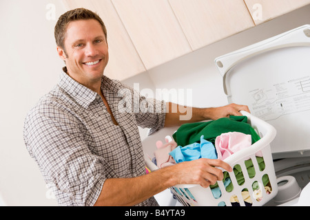 L'Homme faisant la blanchisserie Banque D'Images