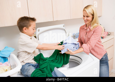 Mère et fils faisant la blanchisserie Banque D'Images