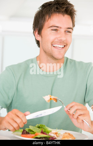 Jeune homme profiter de repas sain Banque D'Images