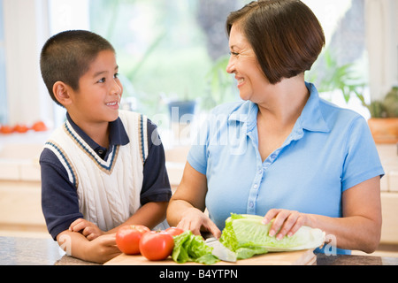 Grand-mère et petit-fils de préparer repas ensemble Banque D'Images