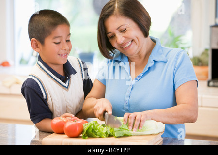 Grand-mère et petit-fils de préparer repas ensemble Banque D'Images