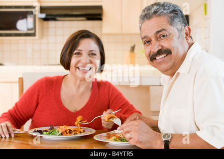 Vieux couple Enjoying Meal Together Banque D'Images