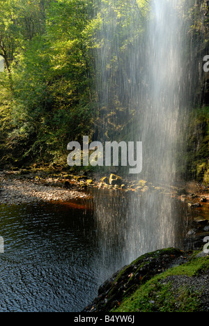 Vue de derrière le Henrhyd Falls près de Coelbren dans les Brecon Beacons Banque D'Images