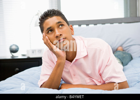 Teenage Boy Lying On Bed Banque D'Images