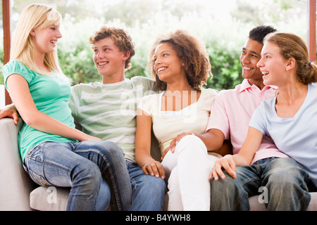 Groupe d'adolescents assis sur un canapé Banque D'Images