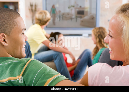 Les adolescents à traîner devant la télévision Banque D'Images