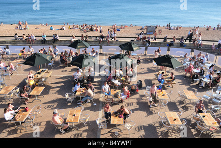 Les gens dans les bars sur un front de mer de Brighton en été, en Angleterre Banque D'Images