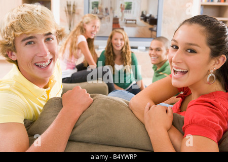 Les adolescents à traîner devant la télévision Banque D'Images