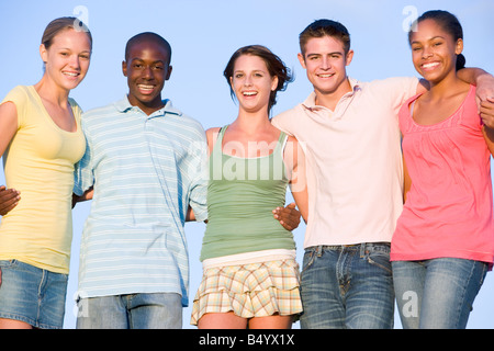 Portrait d'un groupe d'Adolescents à l'extérieur Banque D'Images