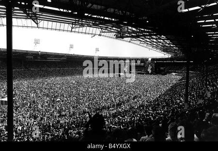 Live Aid Concert au profit de l'alimenter la campagne mondiale pour les affamés des millions en Afrique, où la musique fait beaucoup de chansons pour la charité uncluding Status Quo Reine Phil Collins U2 et George Michael plus le Bob Geldof et Midge Ure chanson savent-ils qu'il s Le concert de Noël a eu lieu au stade de Wembley Banque D'Images