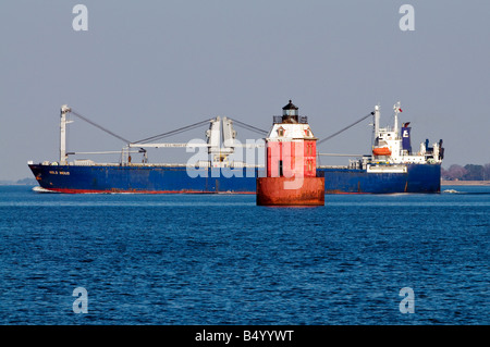 Un cargo passe son chemin au nord, dans la baie de Chesapeake vers Baltimore Maryland Banque D'Images