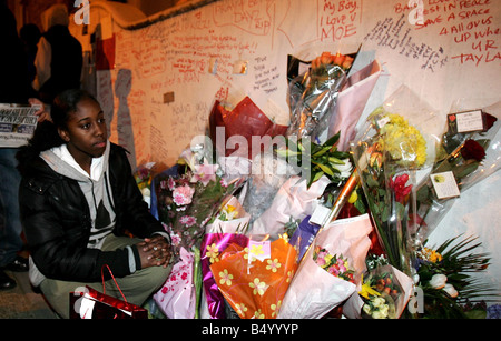 15 ans de la copine Cookie garçon assassiné sur les lieux des hommages à Kodjo Yenga 16 qui a été mortellement poignardé dans le cœur 15 Mars 2007 Banque D'Images