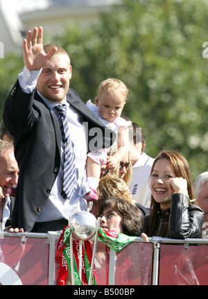 Andrew Flintoff avec sa petite fille et sa femme Rachel sur le bus lors des célébrations de l'Angleterre après avoir gagné les cendres de l'Australie dans Trafalquar Square Londres Septembre 2005 BU Banque D'Images