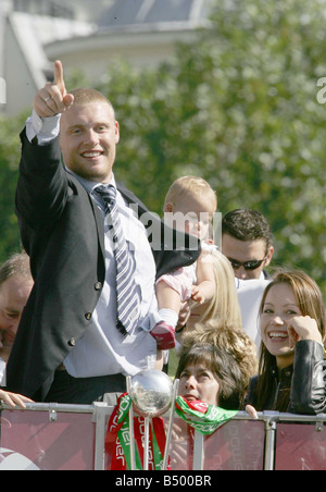 Andrew Flintoff avec sa petite fille et femme Rachel pendant les célébrations de l'Angleterre après avoir gagné les cendres de l'Australie dans Trafalquar Square Londres Septembre 2005 BU Banque D'Images