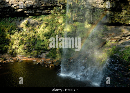 Un arc-en-ciel dans Henrhyd Falls près de Coelbren dans les Brecon Beacons Banque D'Images