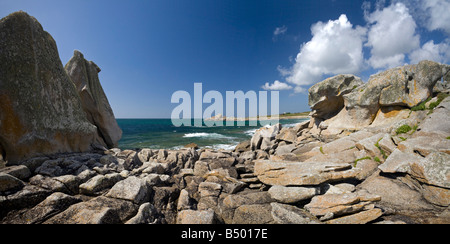 La côte rocheuse de granit sur la zone de Lesconil (Bretagne - France). Côte rocheuse granitique sur la commune de Lesconil (France). Banque D'Images