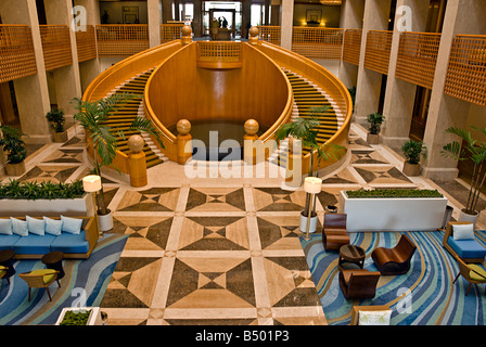 Atrium Lobby Renaissance Esmeralda Resort Indian Wells Ca Palm Desert Palm Springs intérieur escalier incurvé Banque D'Images