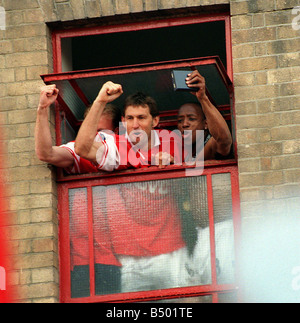 Ian Wright et Tony Adams les joueurs d'Arsenal célébrer mai 1998 gagnant la FA Premiership Carling titre après avoir battu Everton à Highbury Banque D'Images