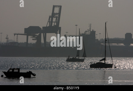 Grue et des bateaux sur la rivière Stour à Harwich, Essex. Banque D'Images