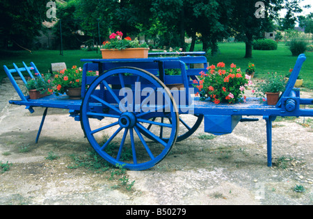 Un panier décoratif bleu ferme en Provence Banque D'Images