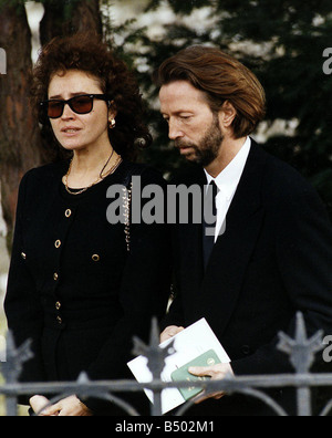 Eric Clapton chanteur et guitariste rock avec la mère de son fils Lori Dal Santo lors des funérailles des quatre ans Banque D'Images