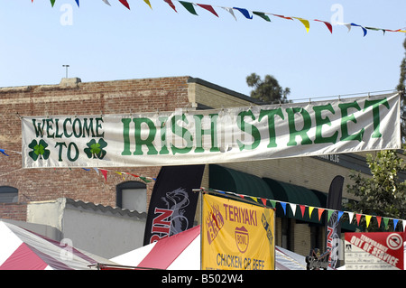 Bienvenue à la rue irlandais une bannière sur une rue publique festival Banque D'Images