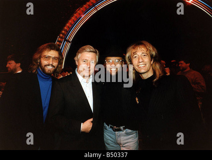 Michael Aspel présentateur de télévision de l'émission de télévision c'est votre vie avec les clients du groupe pop star des Bee Gees Barry Gibb membres Maurice Gibb Robin Gibb et Banque D'Images