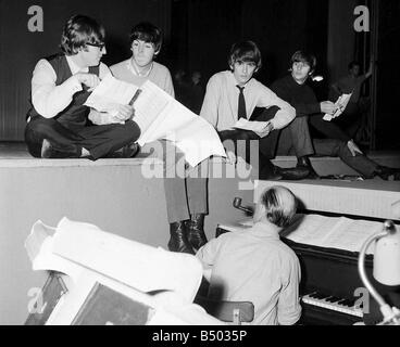 Fichiers 1964 Beatles John Lennon Paul McCartney George Harrison et Ringo Starr fonctionnant au moyen de la GI le vol avec croquis directeur Joseph Kirby Banque D'Images