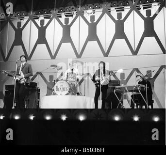 Fichiers 1965 Beatles John Lennon Paul McCartney George Harrison et Ringo Starr sur Blackpool Night Out le 1er août 1965 en répétition de la scène de John Lennon sur les claviers Banque D'Images