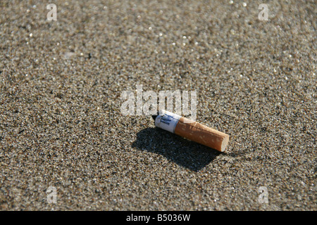 Une cigarette jetée sur fusée street road marbre Banque D'Images