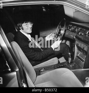 Fichiers 1967 Beatles John Lennon se trouve dans la nouvelle norme Iso Rivolta S4 au London Motor Show 17 10 67 Banque D'Images