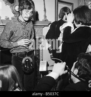 Fichiers Beatles John Lennon 1967 le port d'un sporan l'alcool au cours de la promotion de l'album Sergeant Pepper des Beatles à Brian Epsteins accueil 19 05 67 Banque D'Images