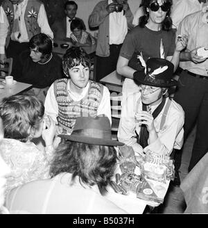 Fichiers 1967 Beatles Paul McCartney John Lennon pendant le tournage de Magical Mystery Tour Banque D'Images