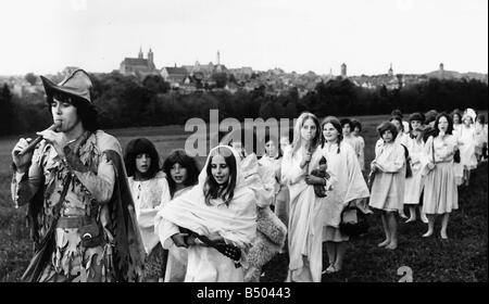 La chanteuse pop folk écossais Donovan 1971 hippie comme joueur de flûte de Hamelin Banque D'Images