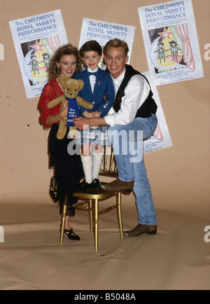 Stuart Anderson Avril 1989 enfant Andy Stewart impersonator holding a teddy bear avec Kylie Minogue et Jason Donovan kilt debout sur une chaise à la Royal Variety performance pour enfants Banque D'Images